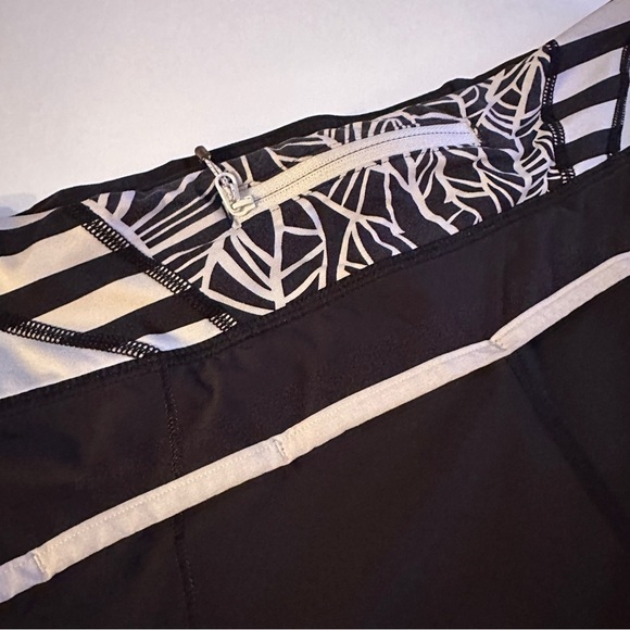 Lululemon Speed Short 2.5 Black Angel Wing Black White size 8 - Picture 3 of 7